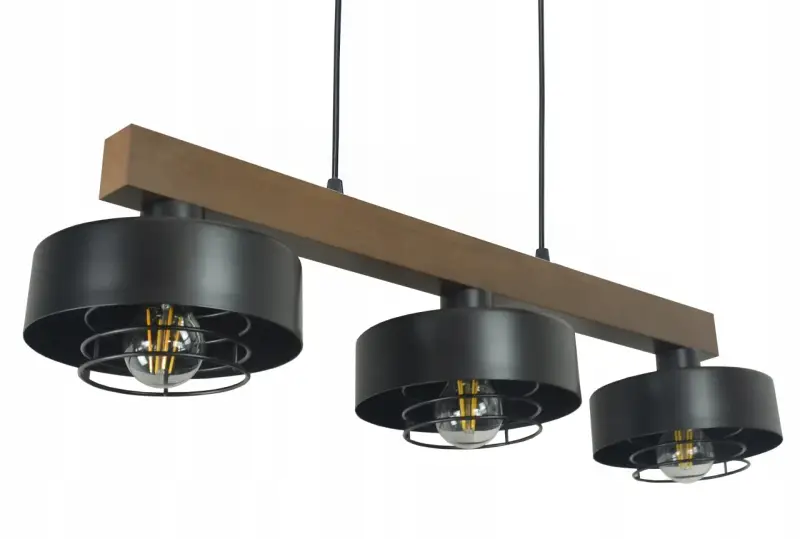 Stylowa lampa wisząca z drewnianą belką i trzema czarnymi kloszami z metalową kratką.