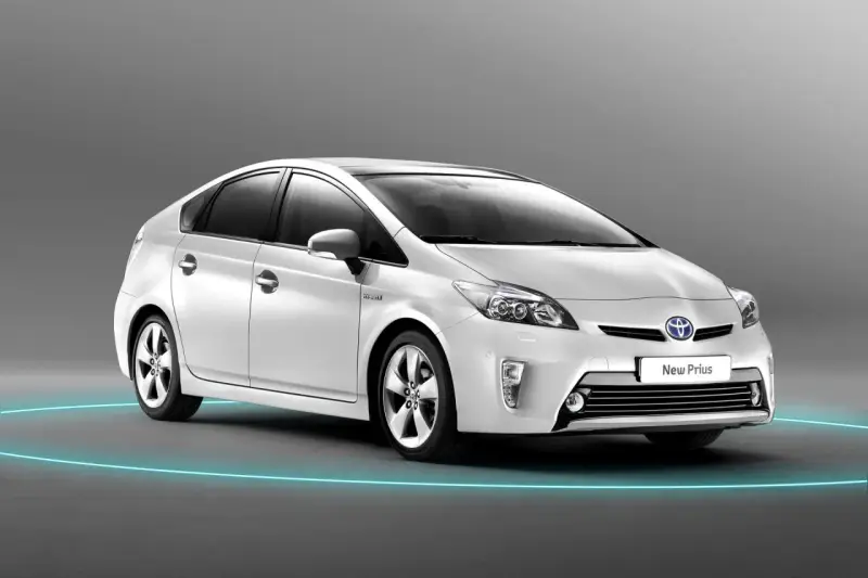 Biały Toyota Prius 3, z niebieską obwódką wokół, prezentuje się nowocześnie.