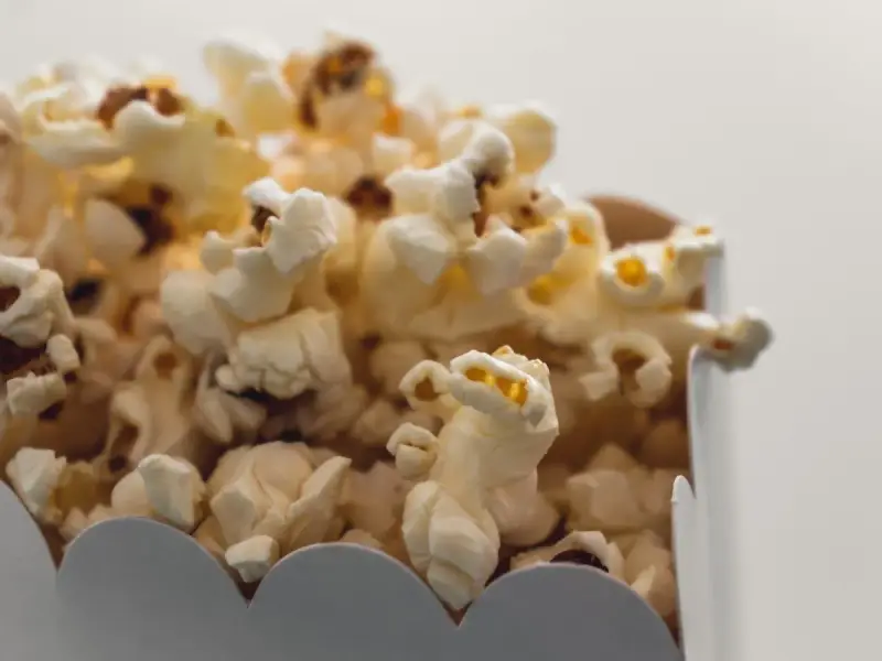 Chrupiący popcorn w pudełku, idealny na wieczór filmowy. Zastanawiasz się nad popcorn kcal?