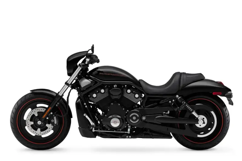 Czarny Harley-Davidson V-Rod Night Rod z czerwonymi akcentami na felgach. Potężny silnik i sportowy wygląd.