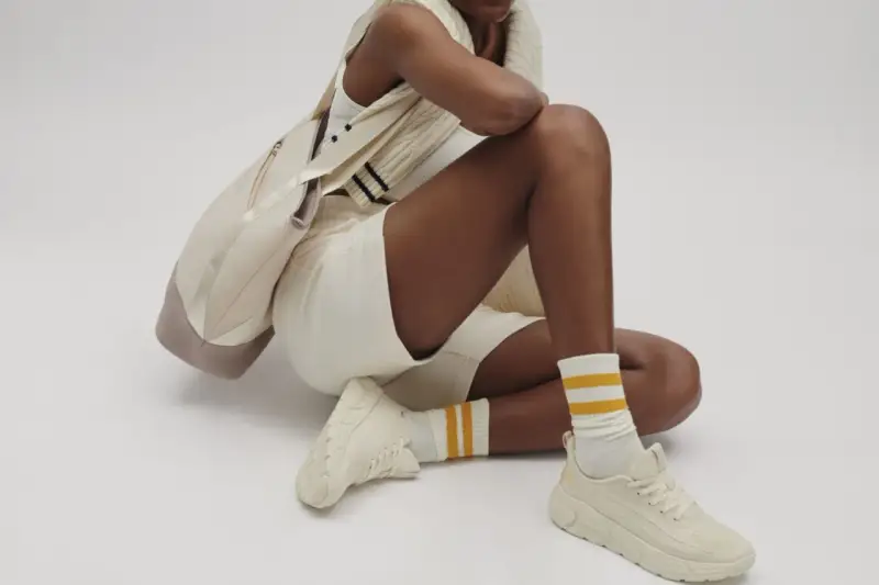 Kremowe sneakersy i stylowa torba – idealny zestaw na co dzień. Sprawdź ccc promocje!