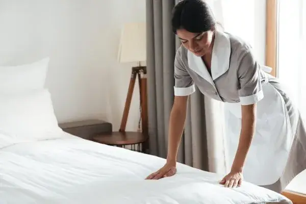 Kto pracuje w hotelu? Poznaj kluczowe role i ich zadania