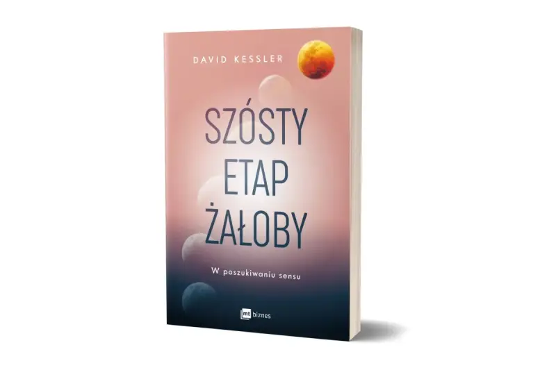 Książka "Szósty etap żałoby" Davida Kesslera, z grafiką księżyców symbolizujących etapy żałoby, w poszukiwaniu sensu.