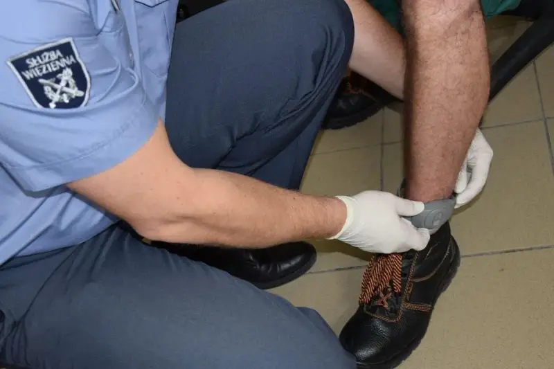 Funkcjonariusz Służby Więziennej zakłada opaskę dozoru elektronicznego do 1,5 roku od kiedy.