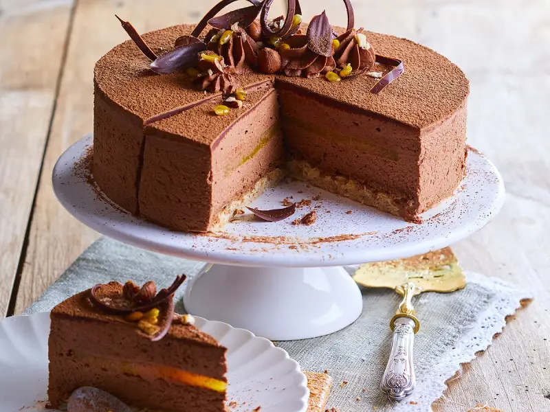 Un gâteau royal chocolat, mousseux et garni de fruits, prêt à être dégusté. Une recette gourmande pour un plaisir intense.