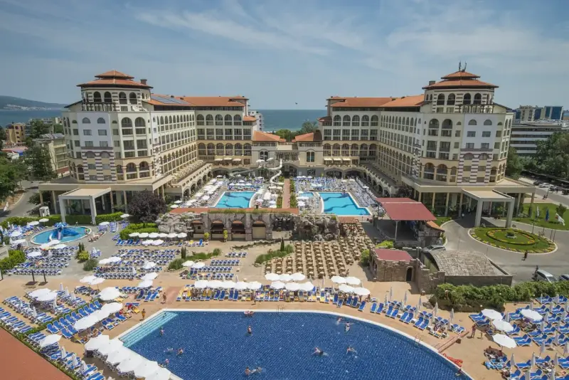 Wielki kompleks hotelowy z basenami i leżakami, idealny na bułgaria wczasy all inclusive.