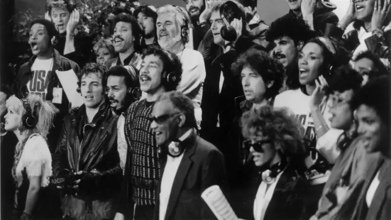Berühmte Musiker singen gemeinsam einen **protest song**. Bruce Springsteen, Ray Charles und Bob Dylan sind unter ihnen.