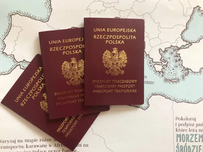 Trzy polskie paszporty tymczasowe leżą na mapie Europy. Czy na Maderę wystarczy dowód?