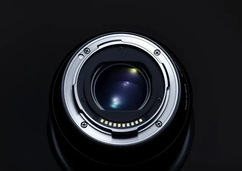 Obiektyw z mocowaniem Micro Four Thirds, gotowy do uchwycenia świata w proporcjach matrycy 4/3.