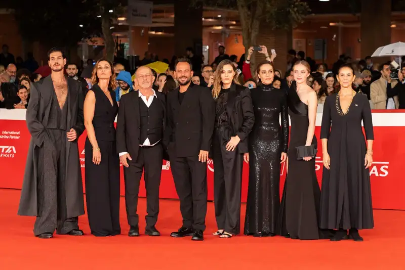 Un cast elegante su un red carpet. Avestrana qui non è Hollywood, ma l'eleganza è palpabile.