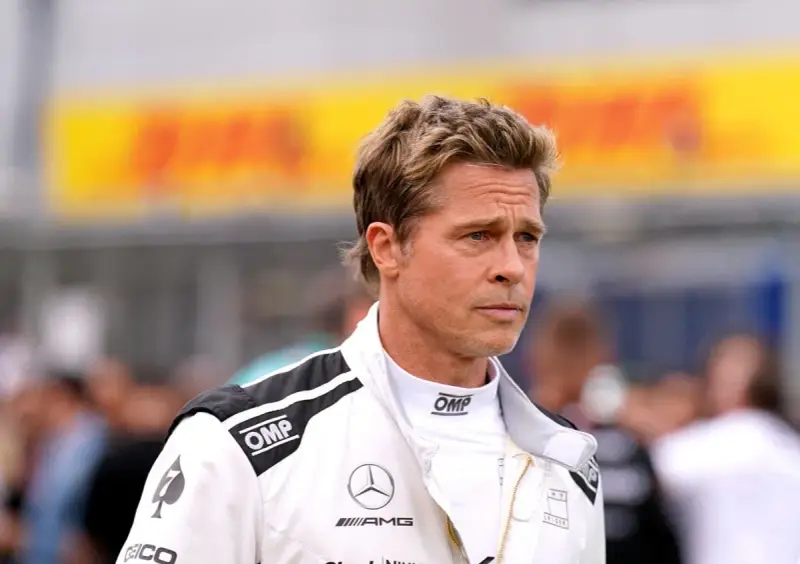 Brad Pitt w stroju kierowcy wyścigowego, jak z jego filmów.