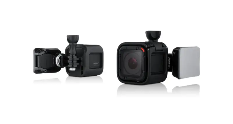 Dwa czarne aparaty GoPro Hero Session z mocowaniami, gotowe do montażu na kask.
