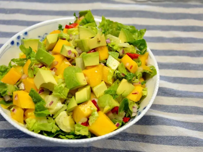 Sałatka z mango, awokado i sałatą. Idealna na lato, gdy zastanawiasz się, mango co zrobić.