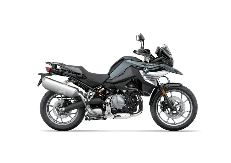 Szary motocykl BMW F 750 GS, gotowy na przygodę. Poznaj jego dane techniczne i ruszaj w drogę!