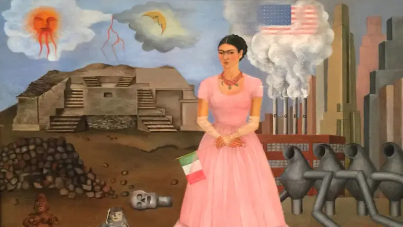 Frida Kahlo w różowej sukni, z flagą Włoch, na tle fabryki Forda i piramidy. Jej niepełnosprawność jest widoczna w jej postawie.