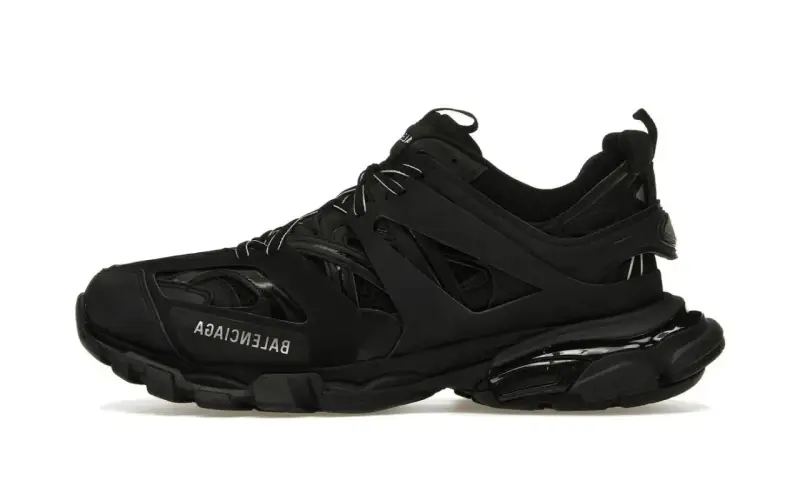 Czarne, masywne buty męskie Balenciaga Track. Wyrazisty design z widocznym logo.