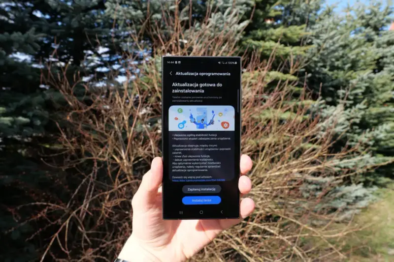Telefon z systemem Android 15 gotowy do aktualizacji. Widać ekran z informacją o poprawkach stabilności i bezpieczeństwa.