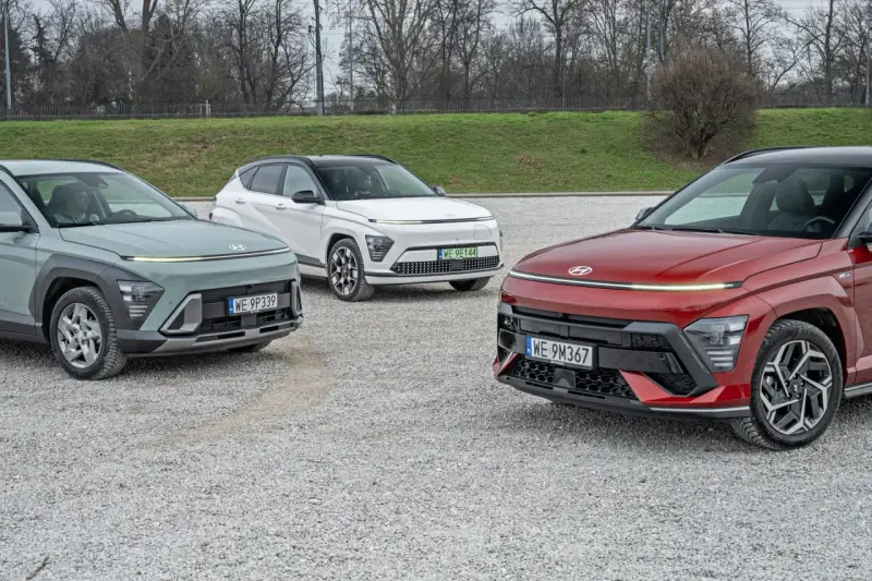 Trzy nowe Hyundai Kona w różnych kolorach: zielonym, białym i czerwonym. Sprawdź aktualną hyundai kona cena i wybierz swój wymarzony model.
