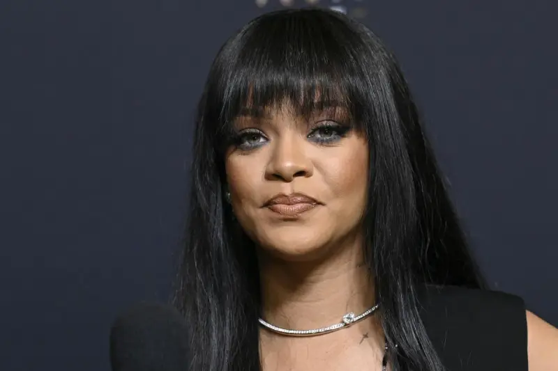 Rihanna, najbogatsza piosenkarka na świecie, z błyszczącym naszyjnikiem i charakterystyczną grzywką.