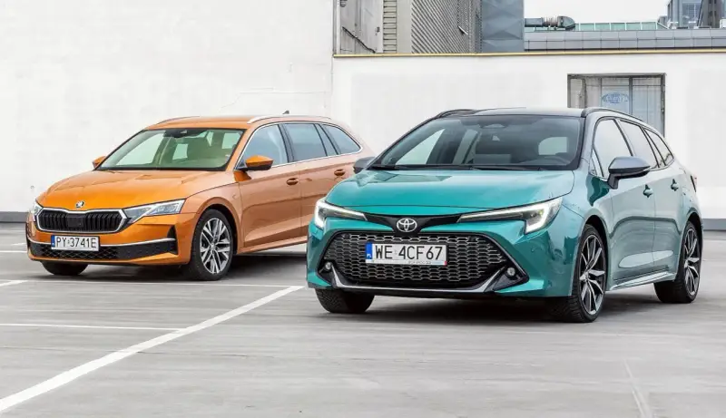 Dwa kombi: pomarańczowa Skoda i zielona Toyota, stojące na parkingu.
