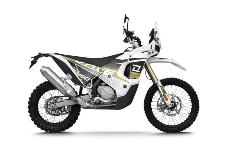 Biało-złoty motocykl Kove 450 Rally z owiewką i oponami terenowymi.