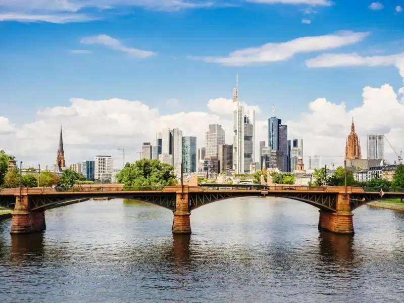 Most nowoczesny Frankfurt nad Odrą rynek z widokiem na rzekę i drapacze chmur.