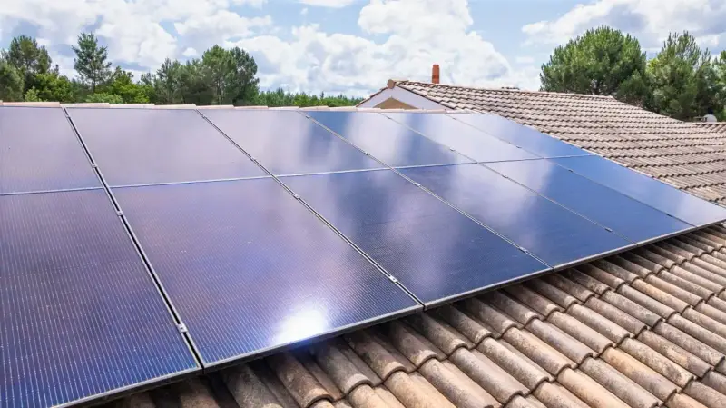 Panneaux solaires sur un toit de tuiles, prêts pour la déclaration de production d'énergie verte.