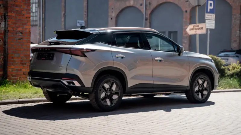 Nowoczesny OMODA 5 w miejskim otoczeniu. Zastanawiasz się nad jego spalaniem? Ten SUV oferuje stylowy wygląd i ciekawe osiągi.