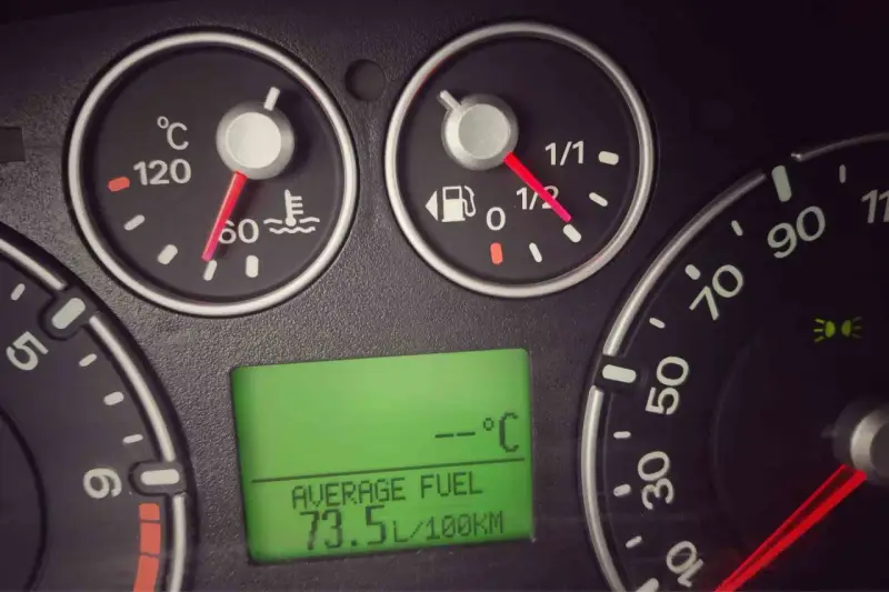 Wskaźniki pokazują temperaturę silnika, poziom paliwa i średnie spalanie 73.5L/100km.