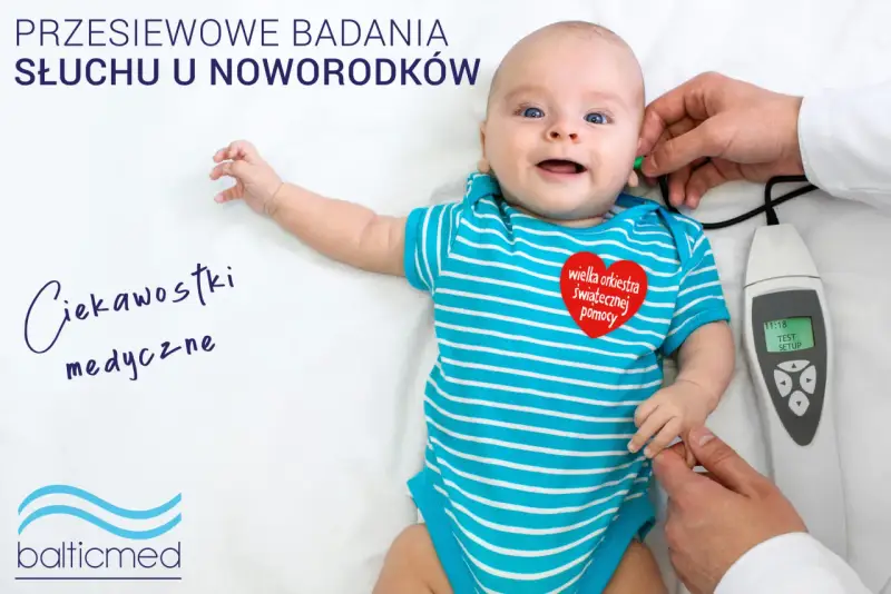 Psh, co to za badanie? Noworodek w niebieskim body przechodzi badanie słuchu. Na piersi ma serduszko WOŚP.