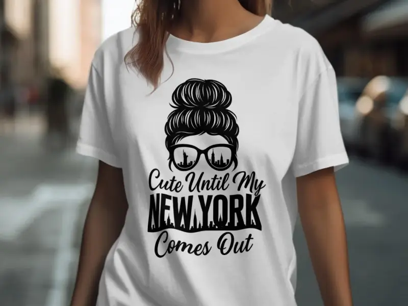Biała koszulka z napisem "Cute Until My NEW YORK Comes Out" i grafiką okularów z panoramą miasta.