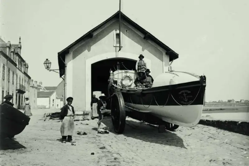 Un canot de sauvetage est sorti d'un hangar à Etel. Alain Bombard, le célèbre médecin et navigateur, aurait pu être à bord.