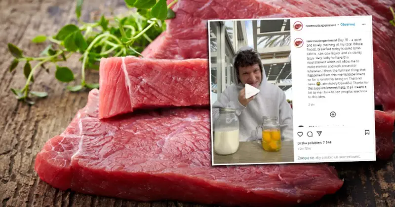 Surowe mięso na drewnianym blacie, obok zielone zioła. W tle zdjęcie mężczyzny z słoikami mleka i jajek, który eksperymentuje z dietą.