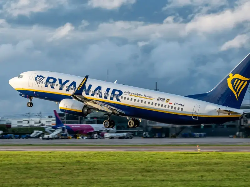 Samolot Ryanair startuje. Pamiętaj, że kara za niestawienie się na lot może być wysoka.