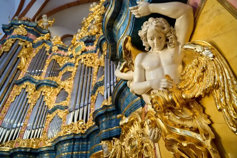 Anioł zdobiący organy w kościele św. Elżbiety we Wrocławiu, gotowy do koncertu.