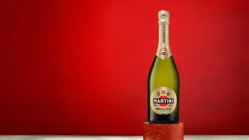 Butelka Martini Prosecco na tle czerwieni. Idealne na toast lub do drinków.