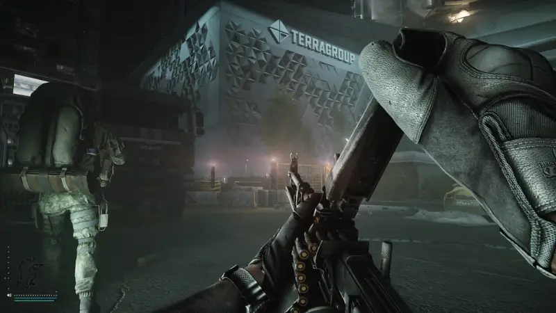 Gracz z karabinem w rękach, gotowy do akcji w grze Escape from Tarkov na PS5. W tle budynek TerraGroup i ciężarówka.