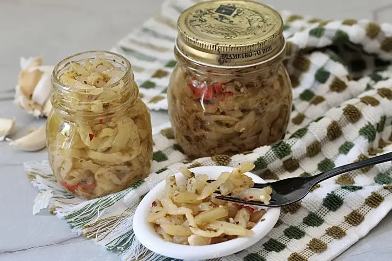 Berenjenas en vinagre de la abuela, un manjar casero con ajo y especias.