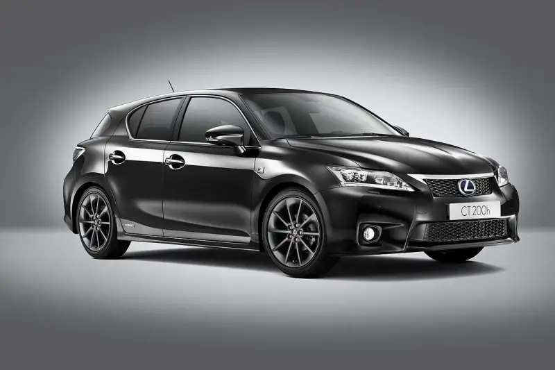 Czarny Lexus CT 200h z przodu, na szarym tle.