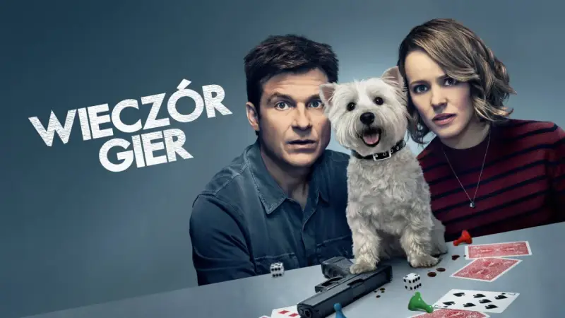 Jason Bateman i Rachel McAdams z psem, otoczeni przez karty, kości i pistolet. Zapowiada się wieczór pełen emocji i fajne filmy.