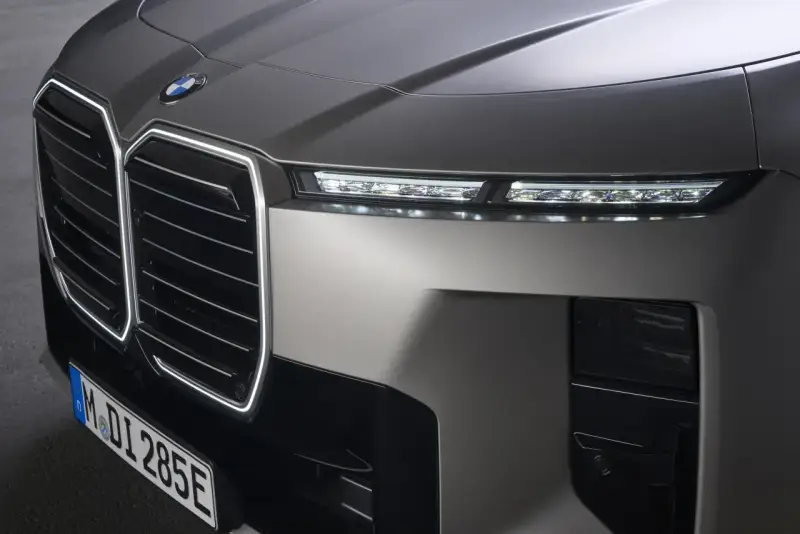 Przód nowego BMW 2026 z podświetlaną atrapą chłodnicy i smukłymi światłami LED.