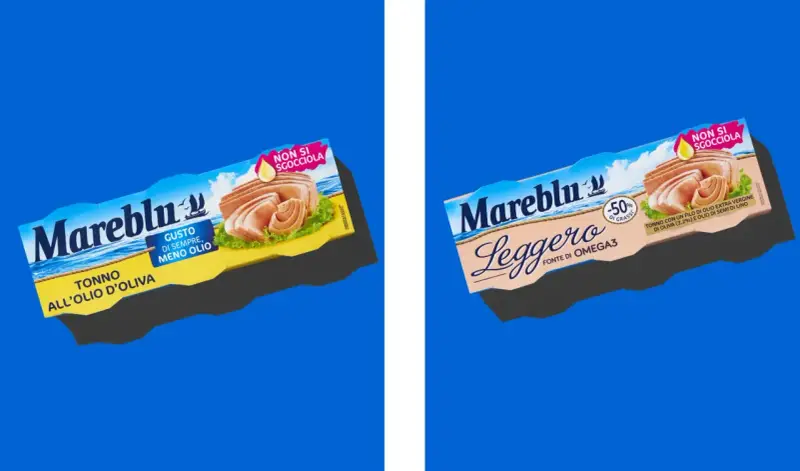 Due scatolette di tonno Mareblu, una all'olio d'oliva e l'altra "Leggero", con immagini di questa specie di tonno.