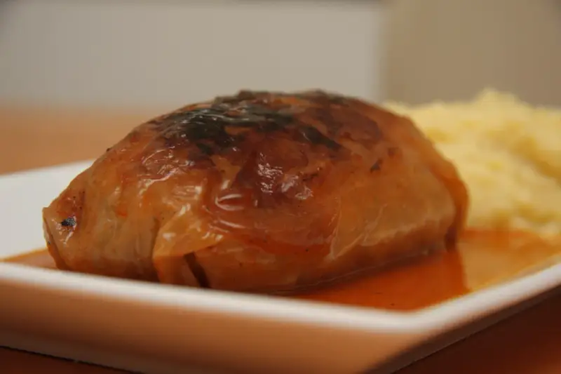 Gołąbek w sosie pomidorowym z puree ziemniaczanym. Zastanawiasz się, ile kcal mają gołąbki w sosie pomidorowym?