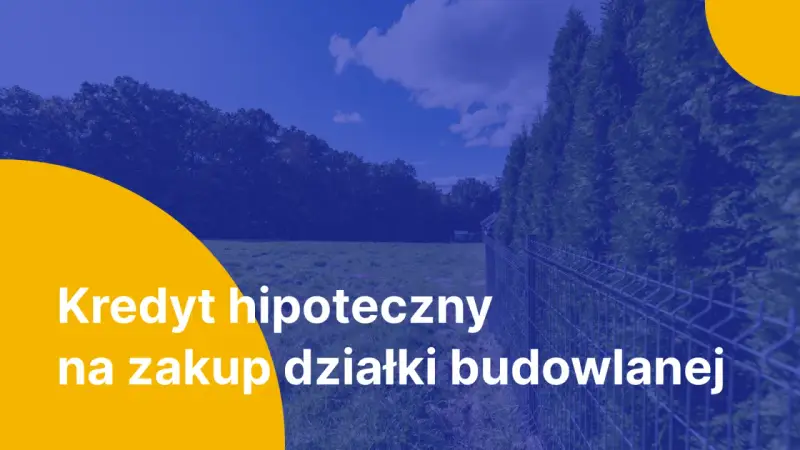 Kredyt hipoteczny na zakup działki budowlanej. Tuje i ogrodzenie na tle błękitnego nieba z chmurami.