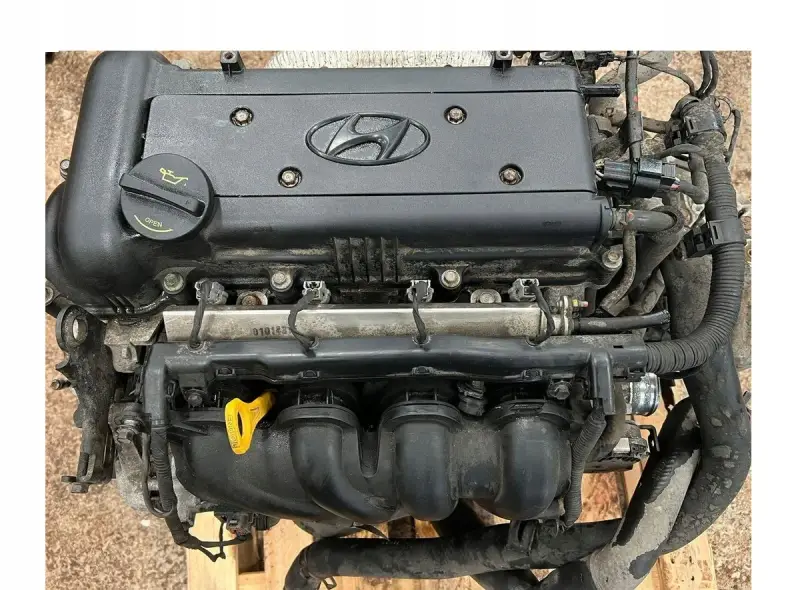 Silnik Hyundai i30 1.4 benzyna, gotowy do montażu. Widoczny korek wlewu oleju i żółta miarka.