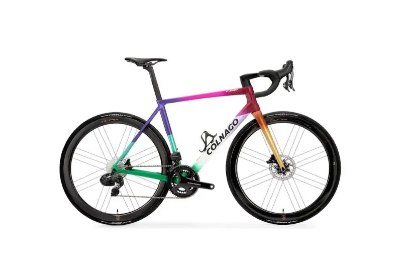 Najdroższy rower szosowy Colnago z gradientowym malowaniem od fioletu przez zieleń do pomarańczy.