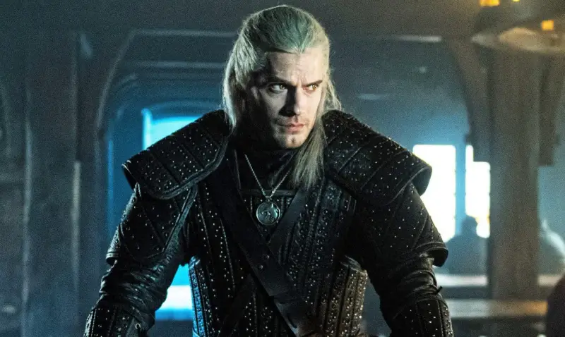 Geralt z Rivii w zbroi, gotowy do walki. Wiedźmin kolejność wydarzeń w jego życiu jest skomplikowana.