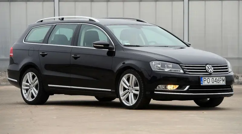 Czarny Volkswagen Passat B7 Variant, popularny wśród kierowców, prezentuje się elegancko. Wiele pozytywnych passat b7 opinie potwierdza jego wszechstronność.