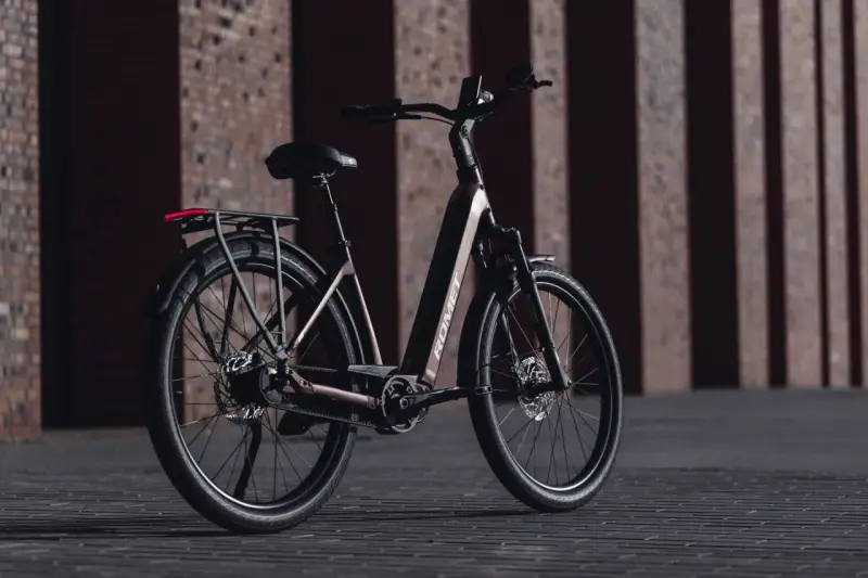 Elegancki rower elektryczny ROMET, idealny wybór, jeśli szukasz jaki rower elektryczny do 5000. Stylowy design i praktyczne rozwiązania.