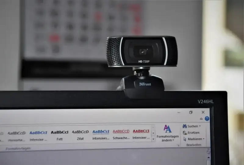 Kamera internetowa na monitorze. Chcesz wiedzieć, jak zrobić zdjęcie na laptopie? To proste, wystarczy podłączyć kamerkę!